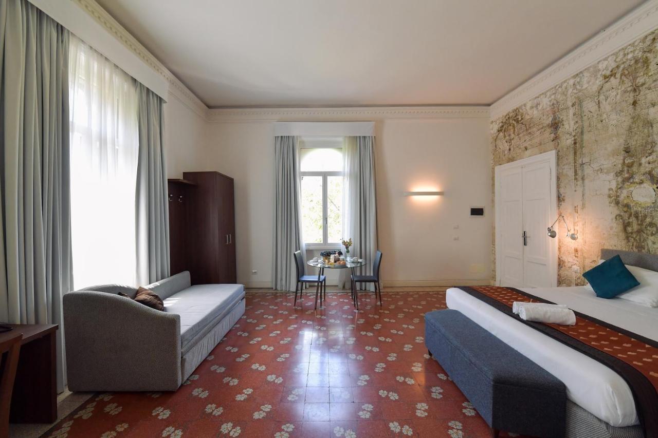 Przestronny Mniejszy Apartament (Junior Suite)