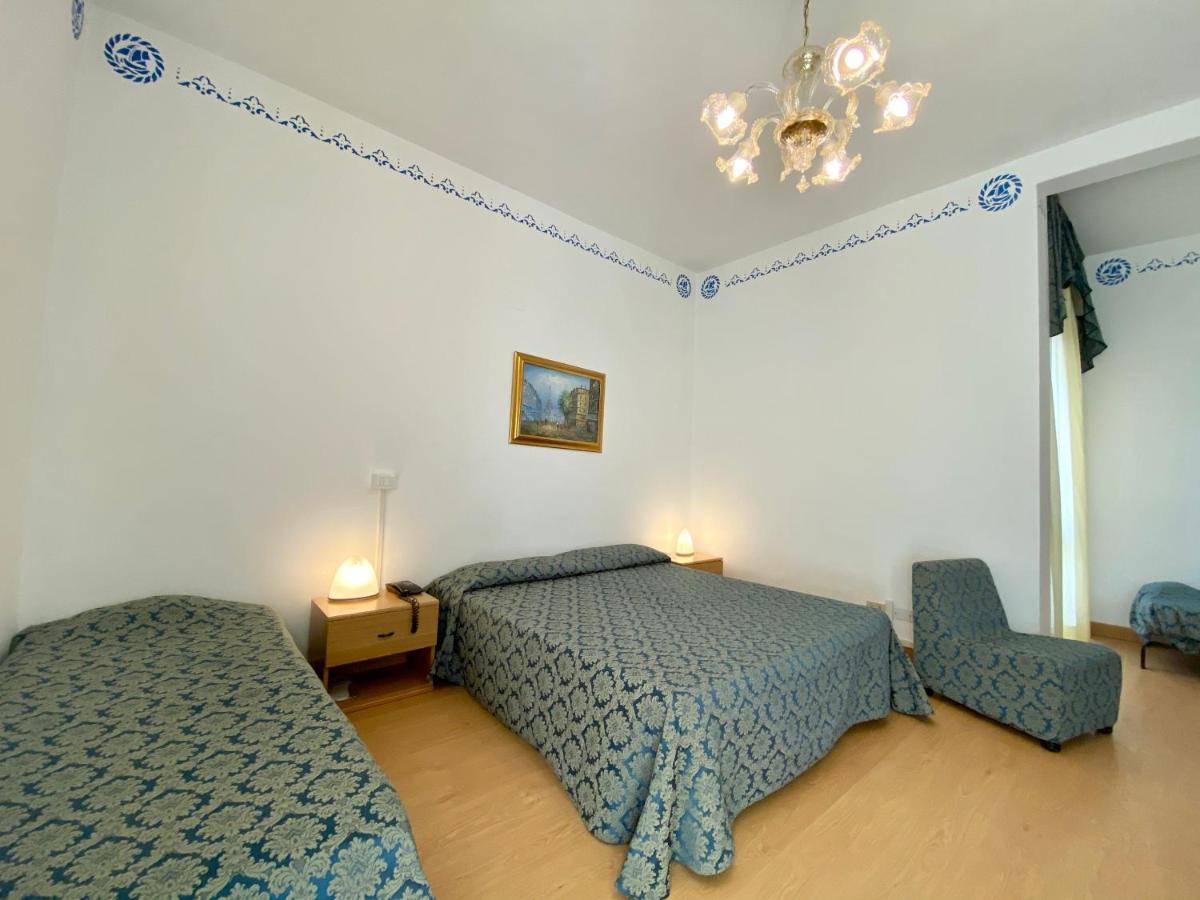 Habitación Cuádruple con vistas parciales al mar