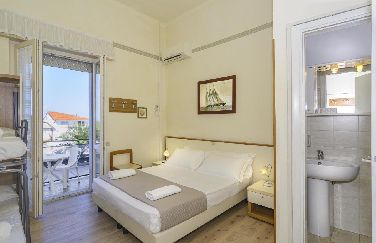 Camera Quadrupla con Balcone e Vista Mare