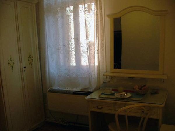 Camera Matrimoniale/Doppia con Letti Singoli con Bagno in Comune
