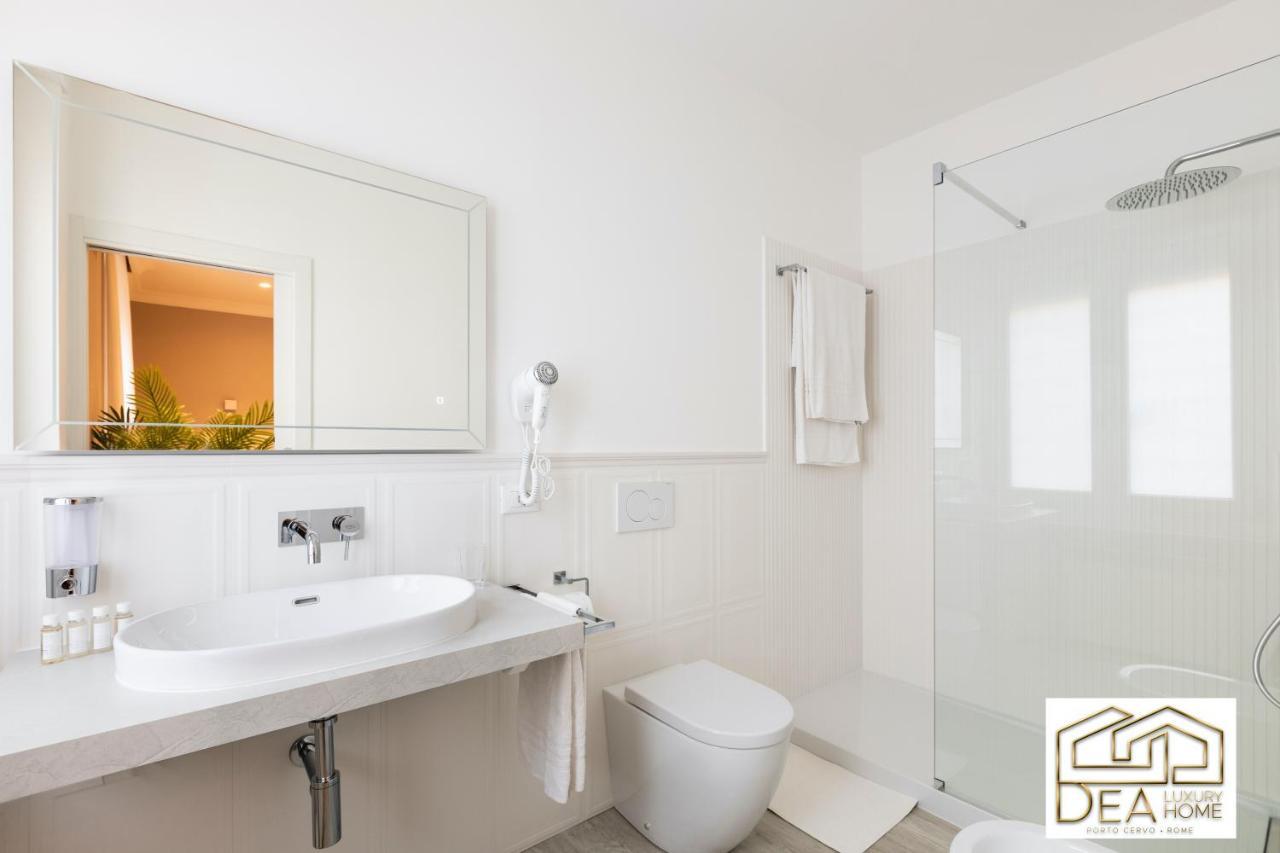 Habitación con cama extragrande y bañera de hidromasaje