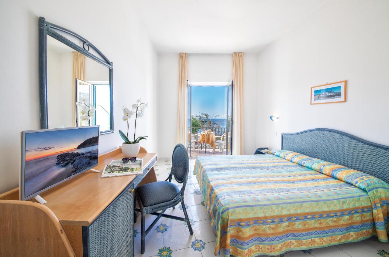 Chambre Double ou Lits Jumeaux - Vue Latérale sur Mer