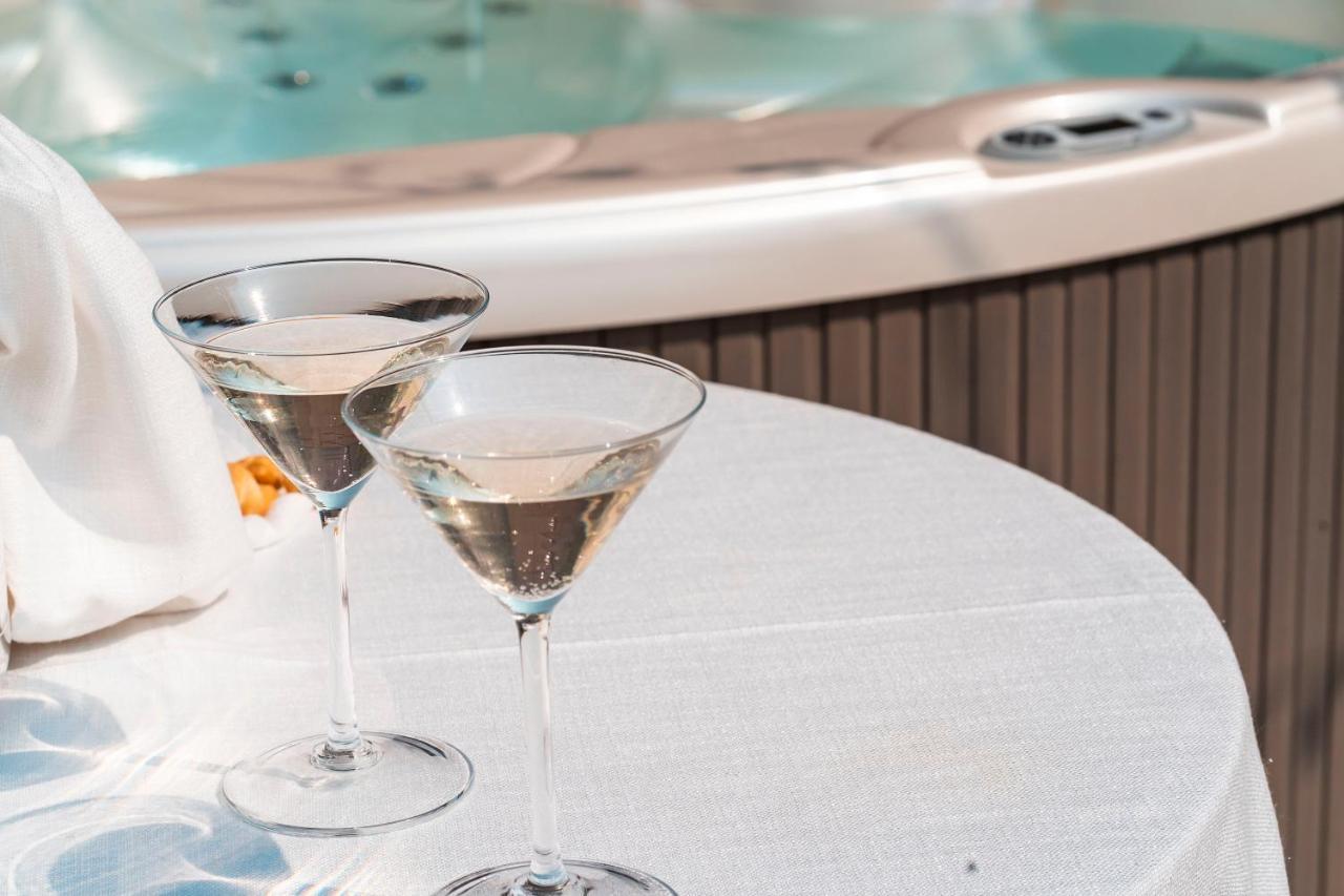 Imperial Room Jacuzzi Terrace Lake Front,1031357017:JPEG