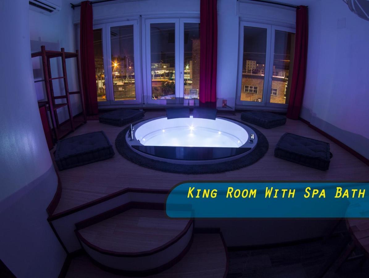 Dwupoziomowy pokój z łóżkiem typu king-size i wanną z hydromasażem
