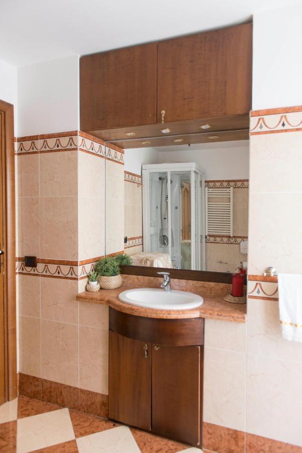 Deluxe Room with Shared Bathroom,1033405568:JPEG