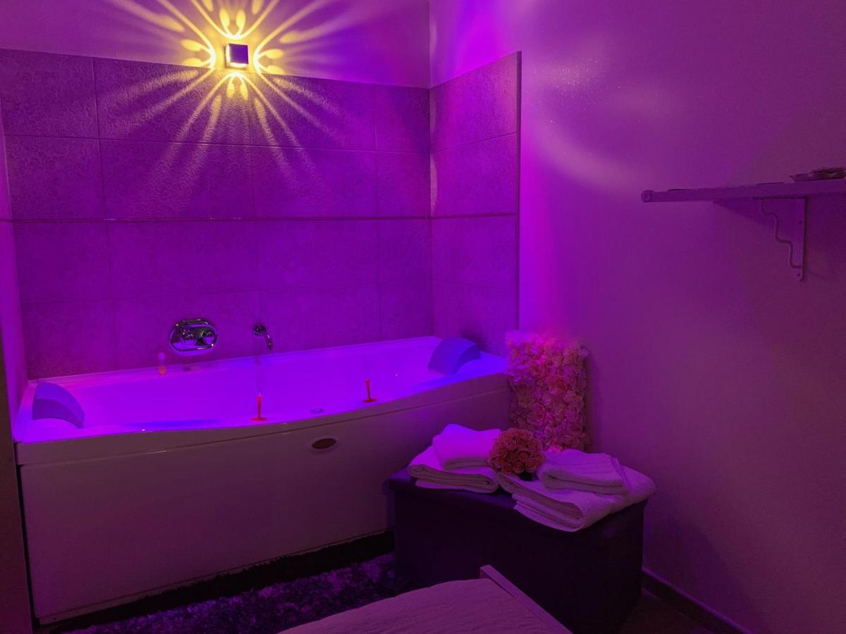 Deluxe Double Room Bath,1033470548:JPEG