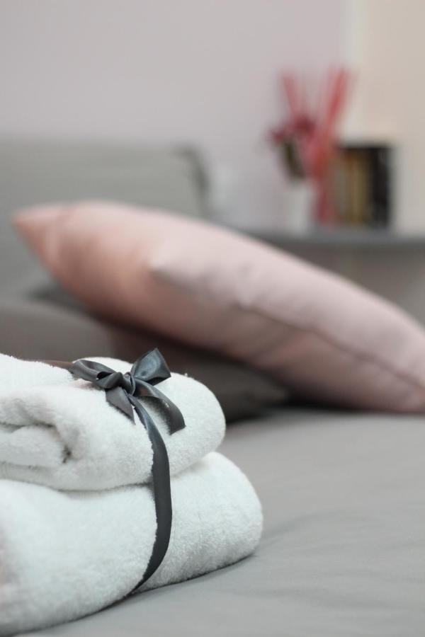 Zimmer mit Kingsize-Bett und Balkon