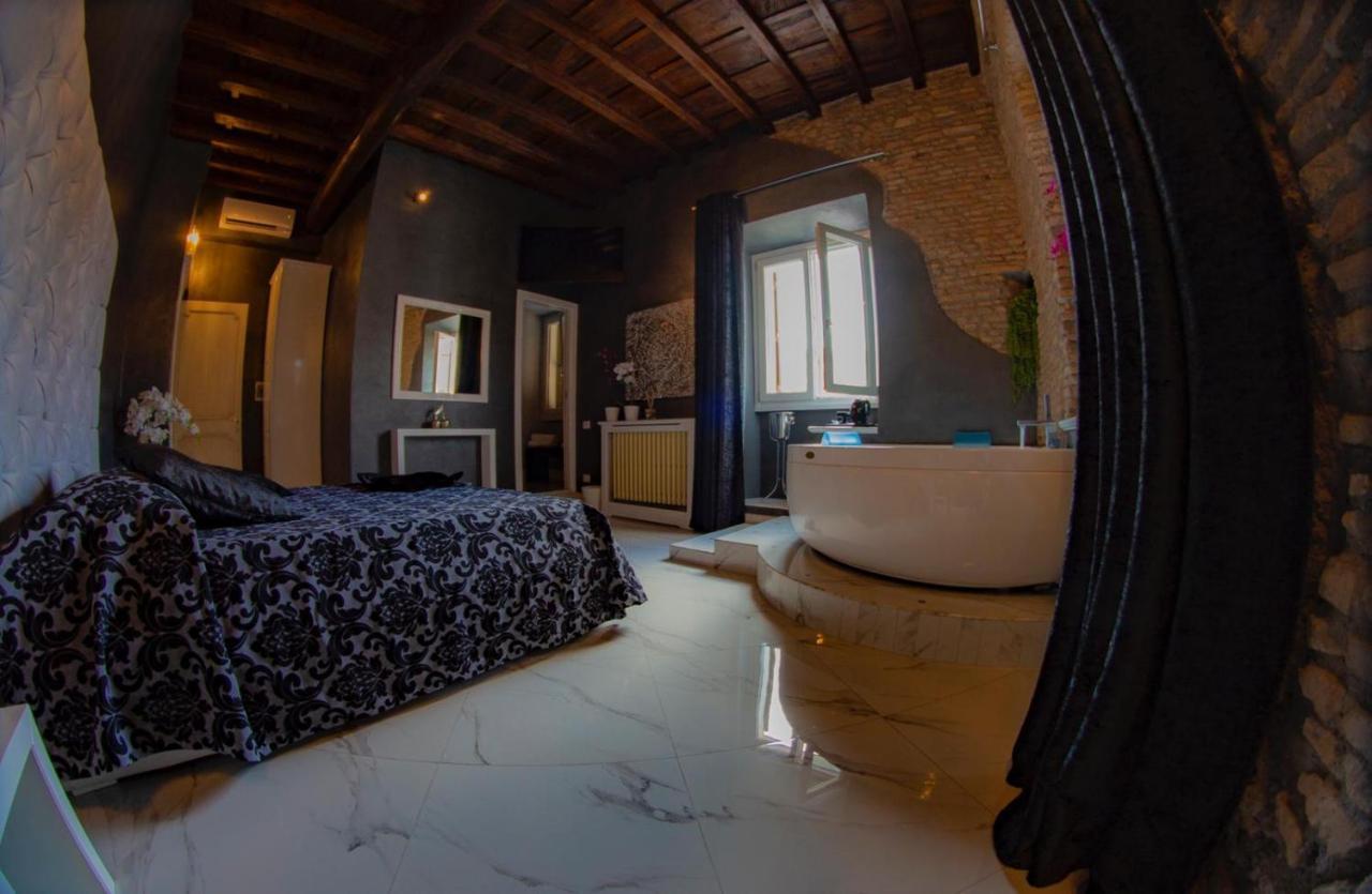 Suíte com Cama King-size e Banheira de Hidromassagem