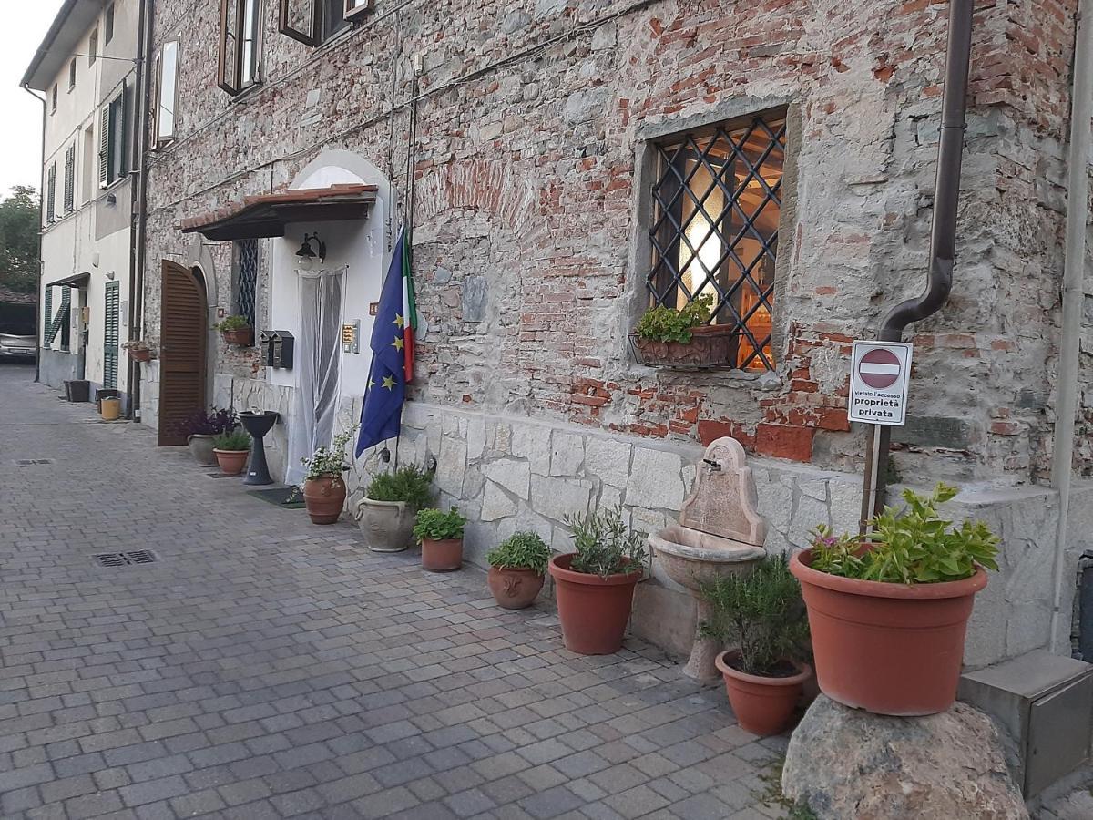 Pokój Trzyosobowy z prywatną łazienką poza pokojem