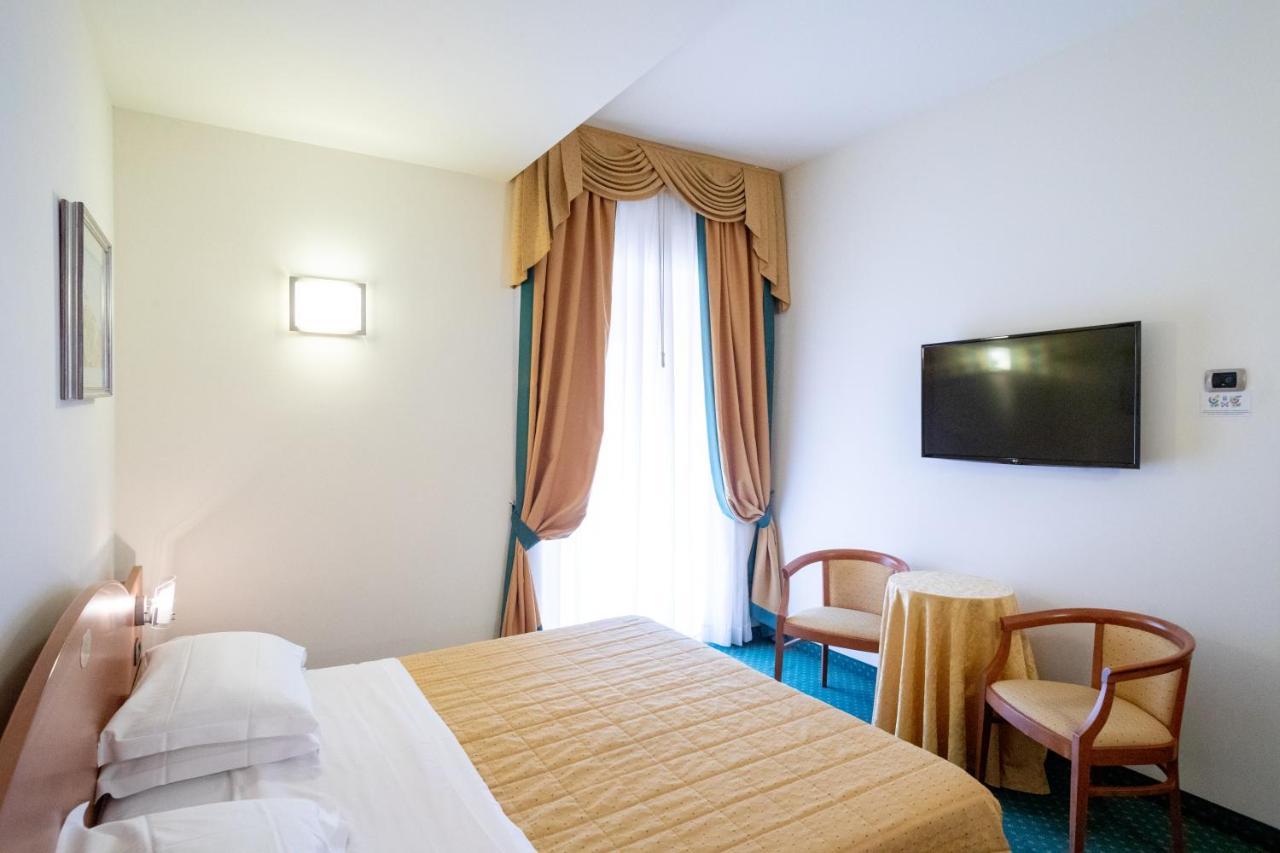 Comfort Doppelzimmer mit Aussicht auf den Pool.