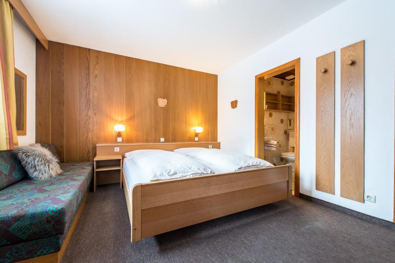 Dreibettzimmer mit Bergblick