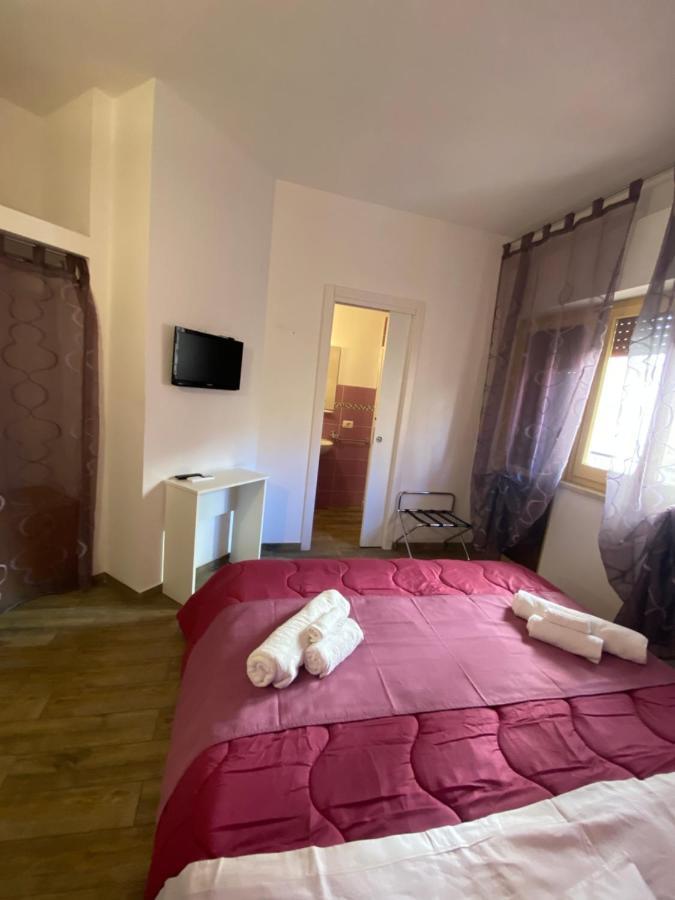 Pokój z łóżkiem typu king-size i balkonem