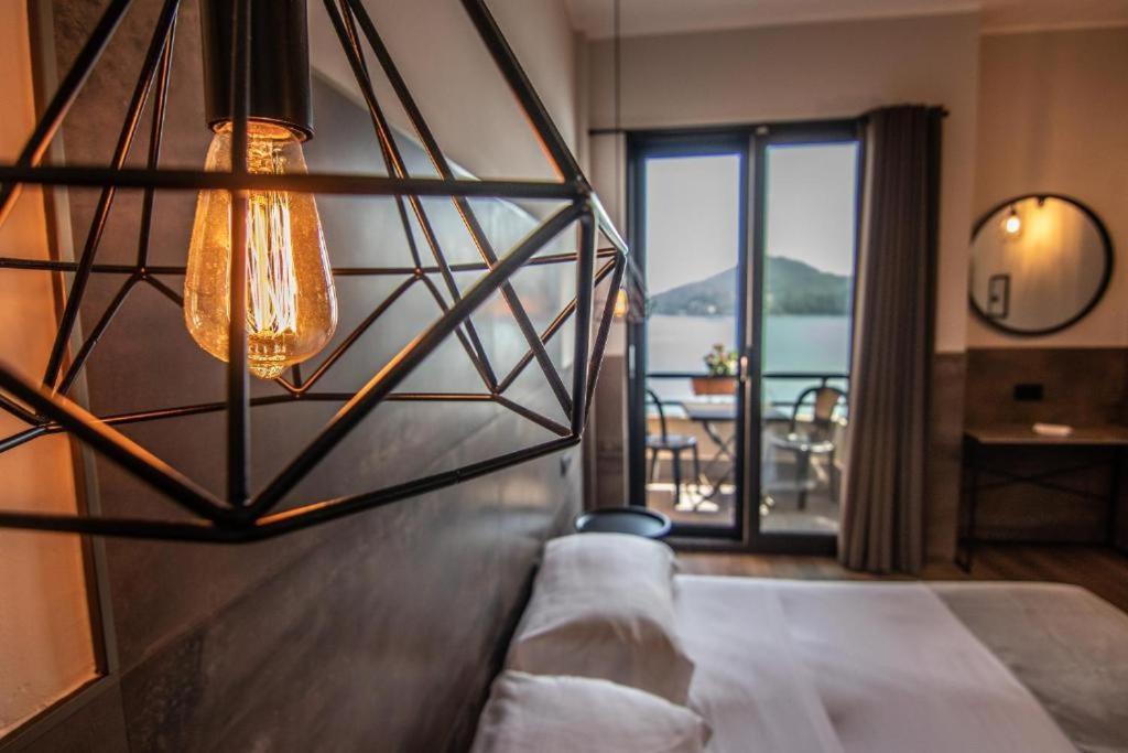 Zimmer mit Kingsize-Bett und Seeblick