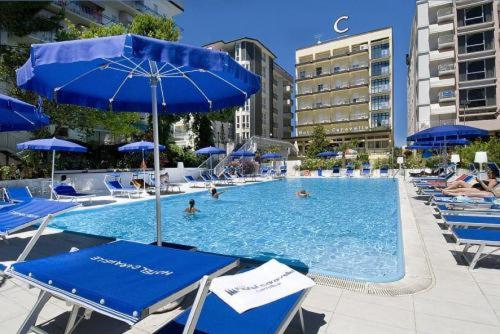 Chambre Double ou Lits Jumeaux - Vue sur Piscine