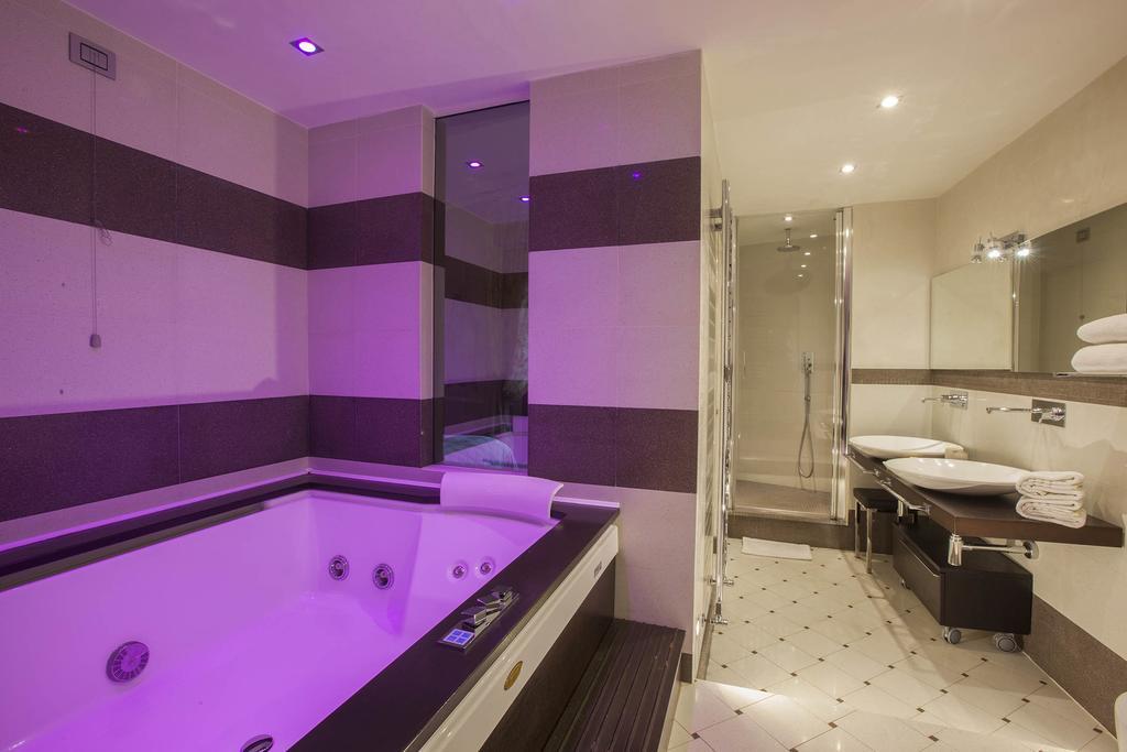 Deluxe Suite with Spa Bath,109665969:JPEG
