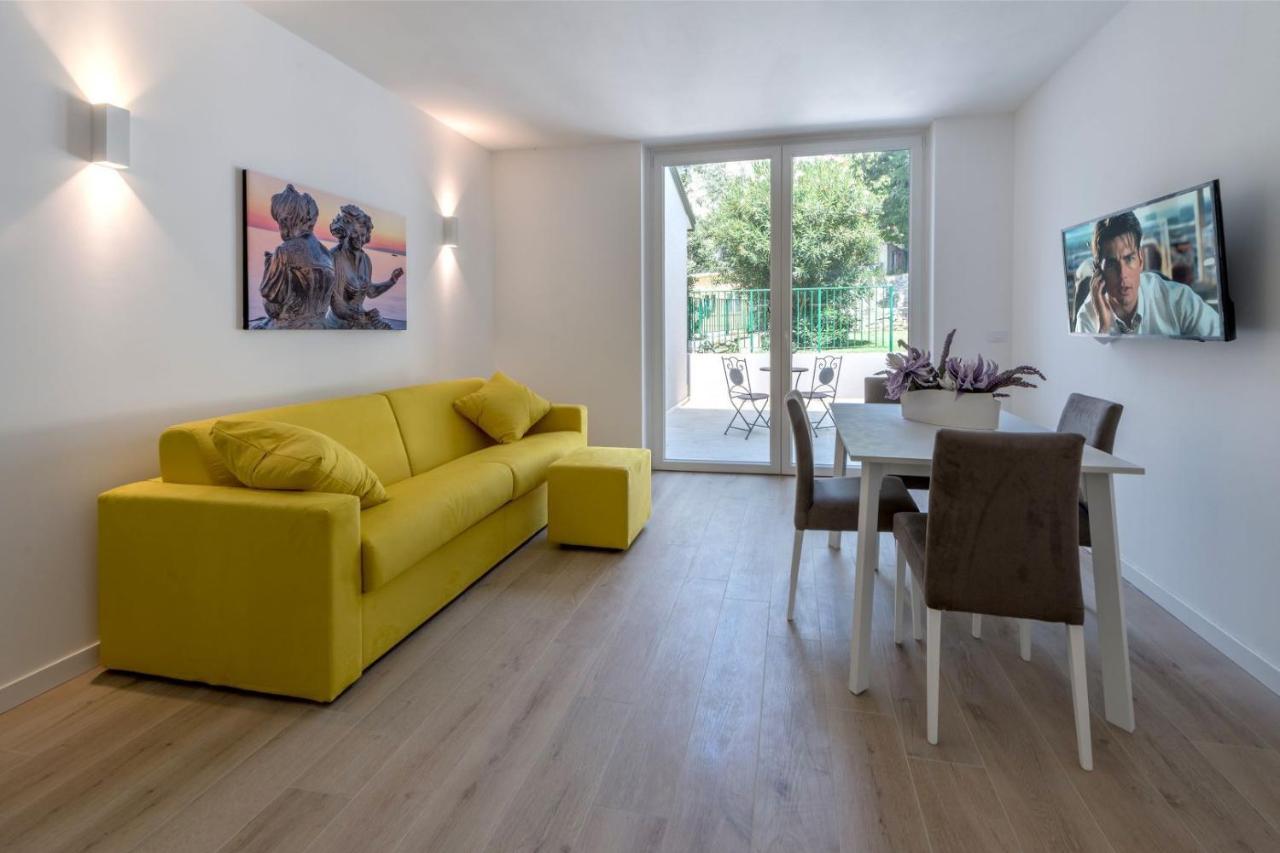 One-Bedroom Apartment Garden,1106266410:JPEG