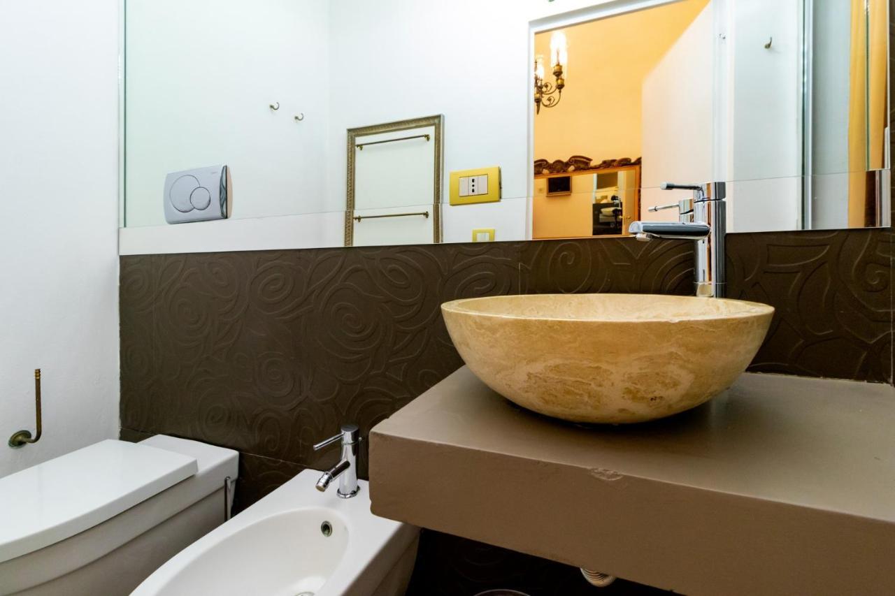 Pokój z łóżkiem typu king-size i balkonem