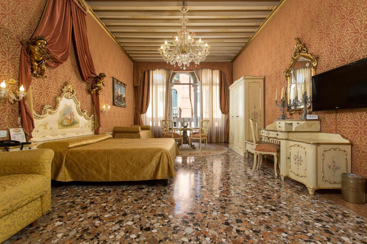 Apartament typu Suite z łóżkiem typu king-size i balkonem z widokiem na kanał