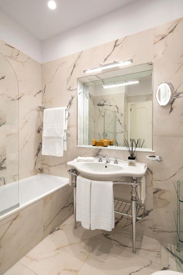 Deluxe Double Room with Side Sea View