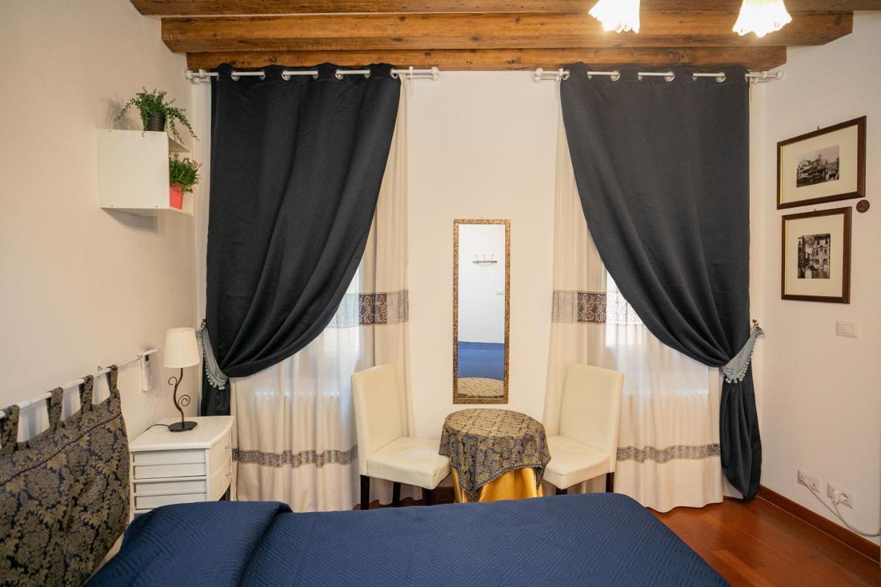 Quarto com Cama de Casal ou 2 de Solteiro