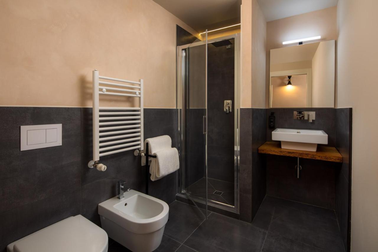 Quarto com Cama King-size e Vista do Jardim