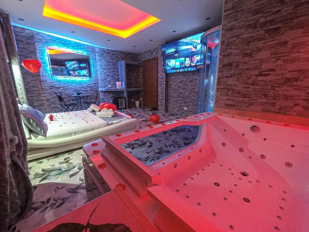 Suíte com Cama King-size e Banheira de Hidromassagem