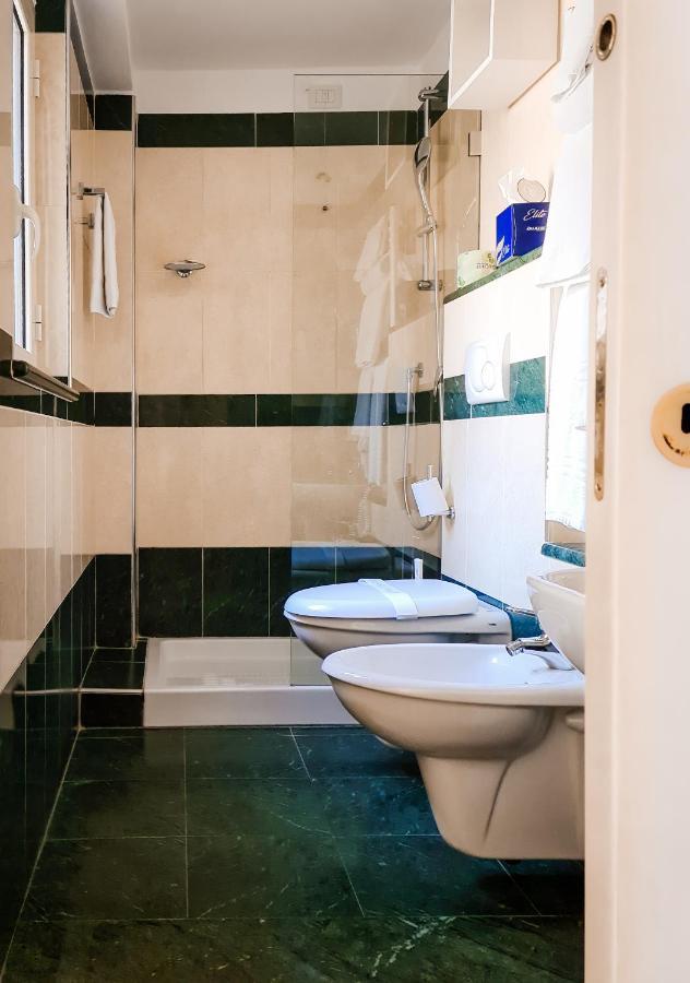 Deluxe Double Room Shower,1589258083:JPEG