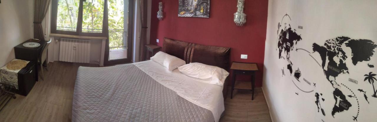 Pokój z łóżkiem typu queen-size i balkonem