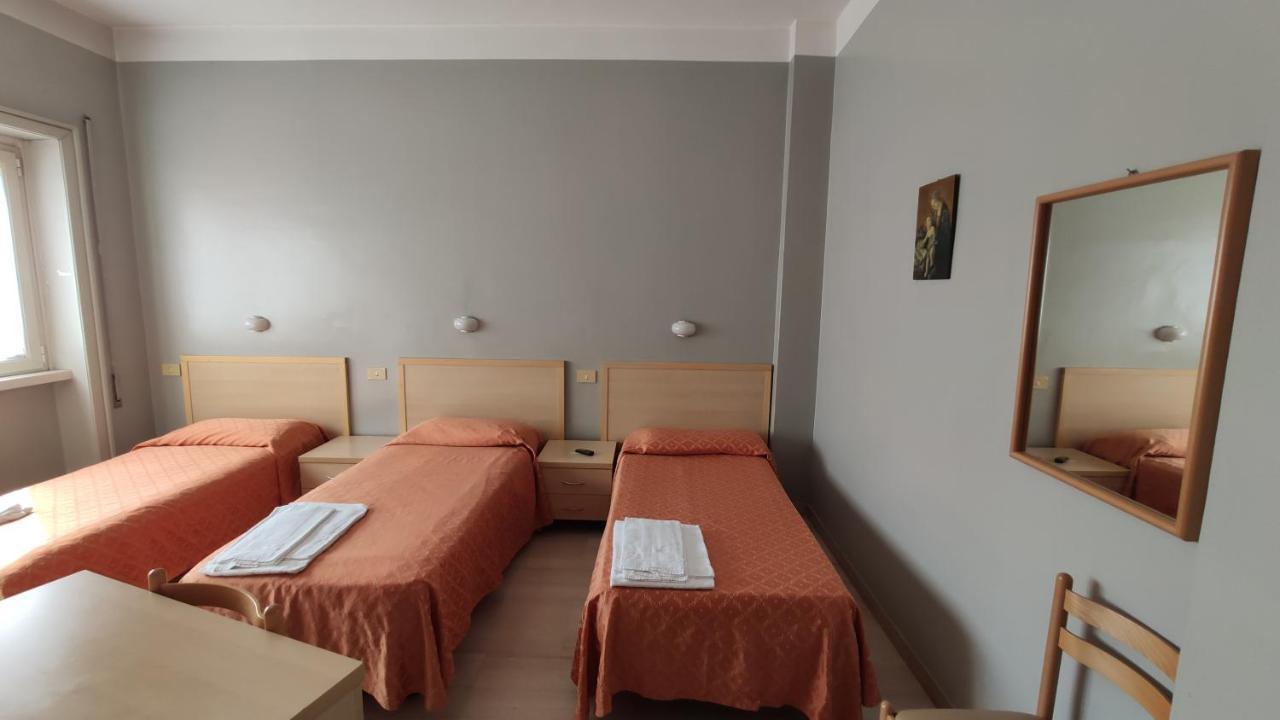 Pokój Trzyosobowy z prywatną łazienką
