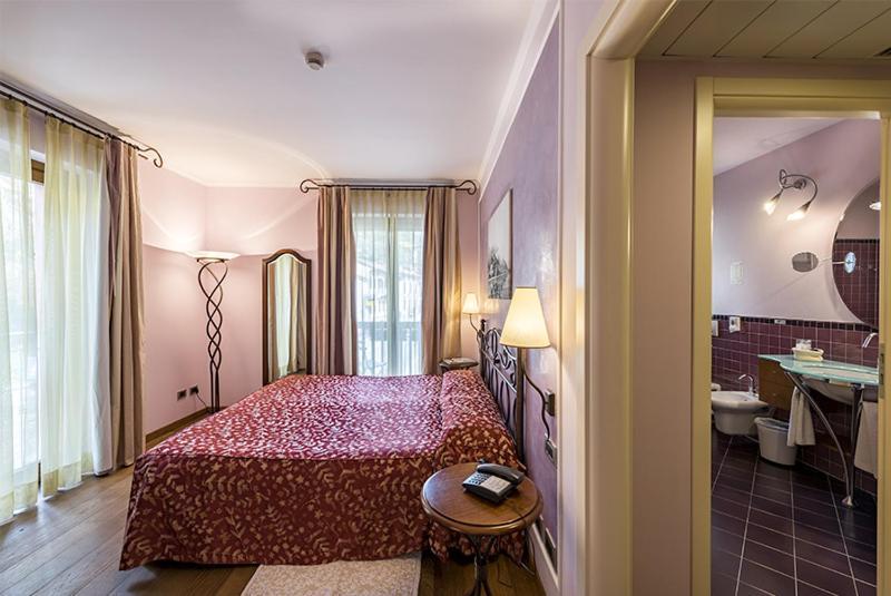 Double or Twin Room with Partial Lake View,464750097:JPEG