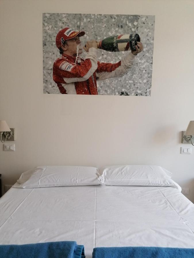 Habitación con cama extragrande.