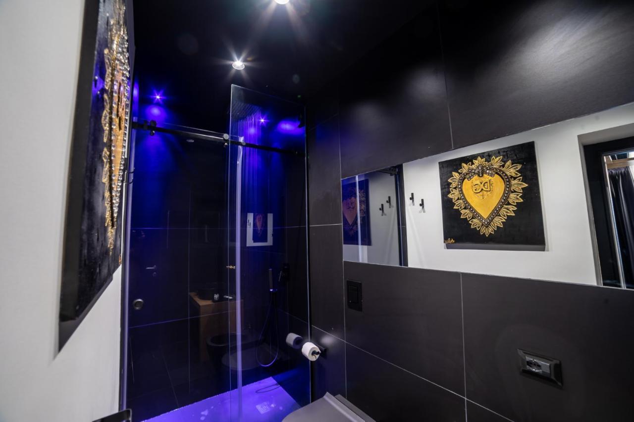 Pokój z łóżkiem typu king-size i wanną z hydromasażem