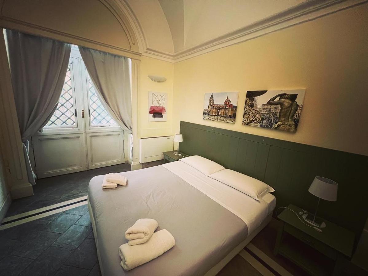 Pokój z łóżkiem typu king-size i widokiem na ogród