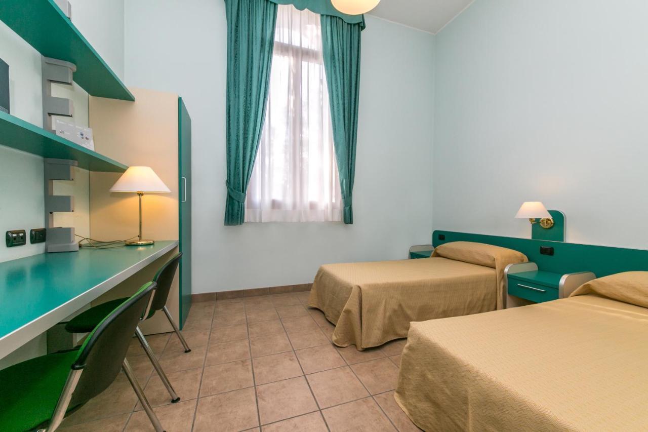 Quarto Econômico com 2 Camas de Solteiro