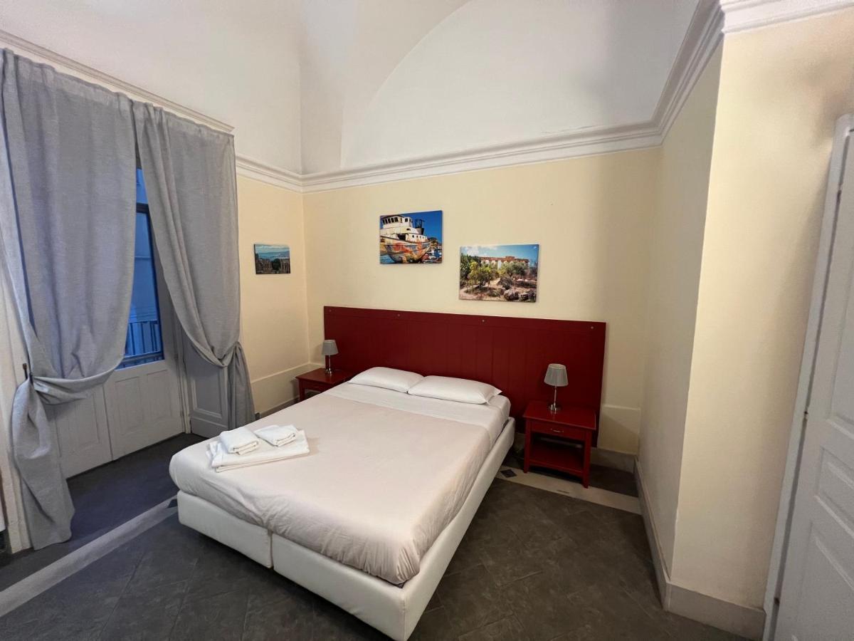 Pokój z łóżkiem typu king-size i balkonem