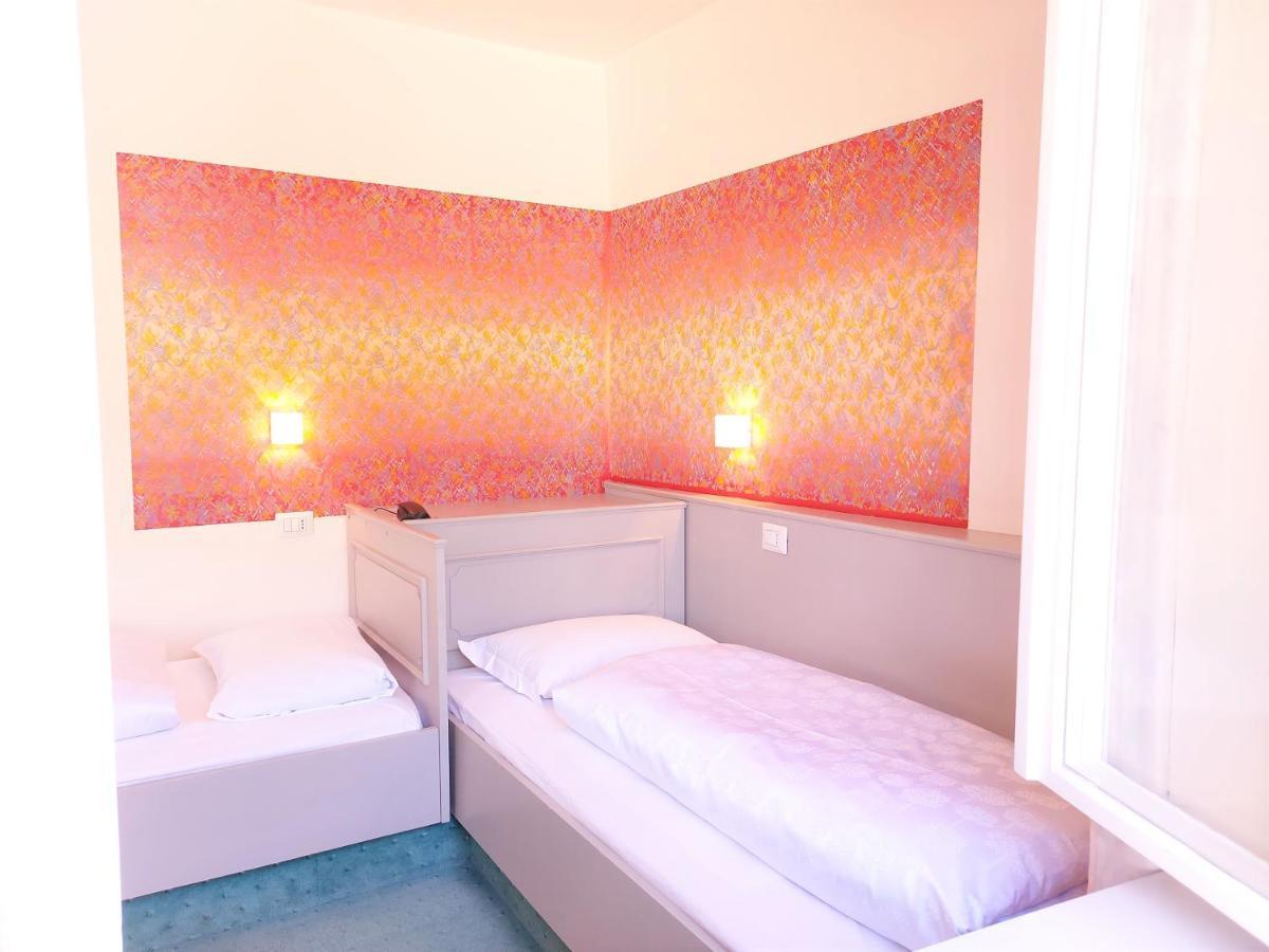 Zweibettzimmer mit Balkon