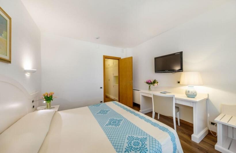 Standard Triple Room with Sea View