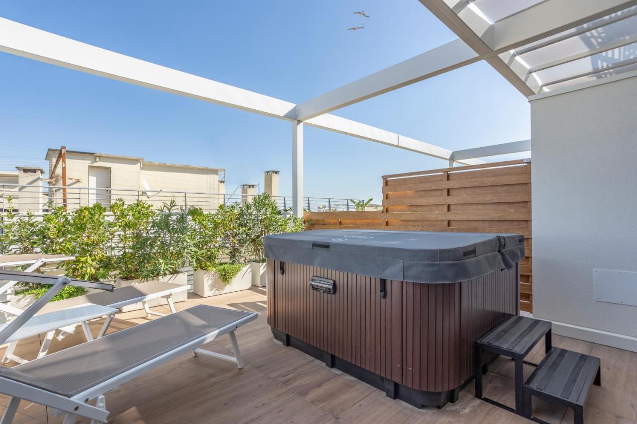 Suite Familiare con Vasca da Bagno con Idromassaggio e Vista Mare Laterale