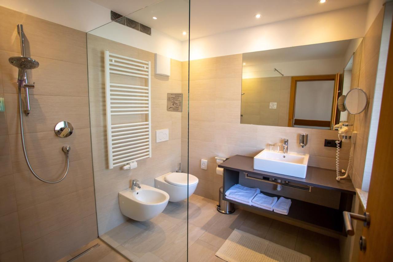 Standard Doppelzimmer mit Balkon und Bergblick