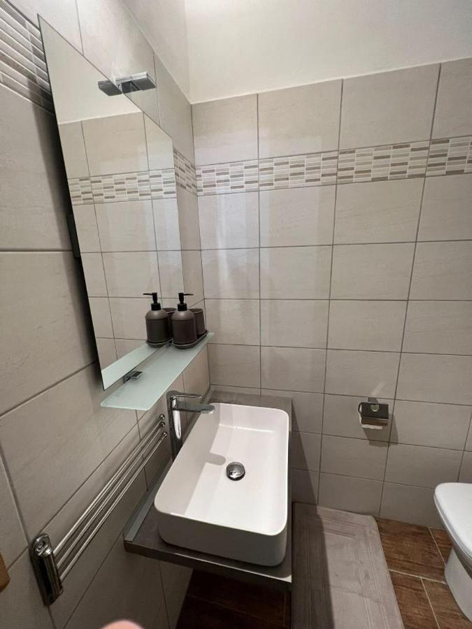 Pokój trzyosobowy ze wspólną toaletą