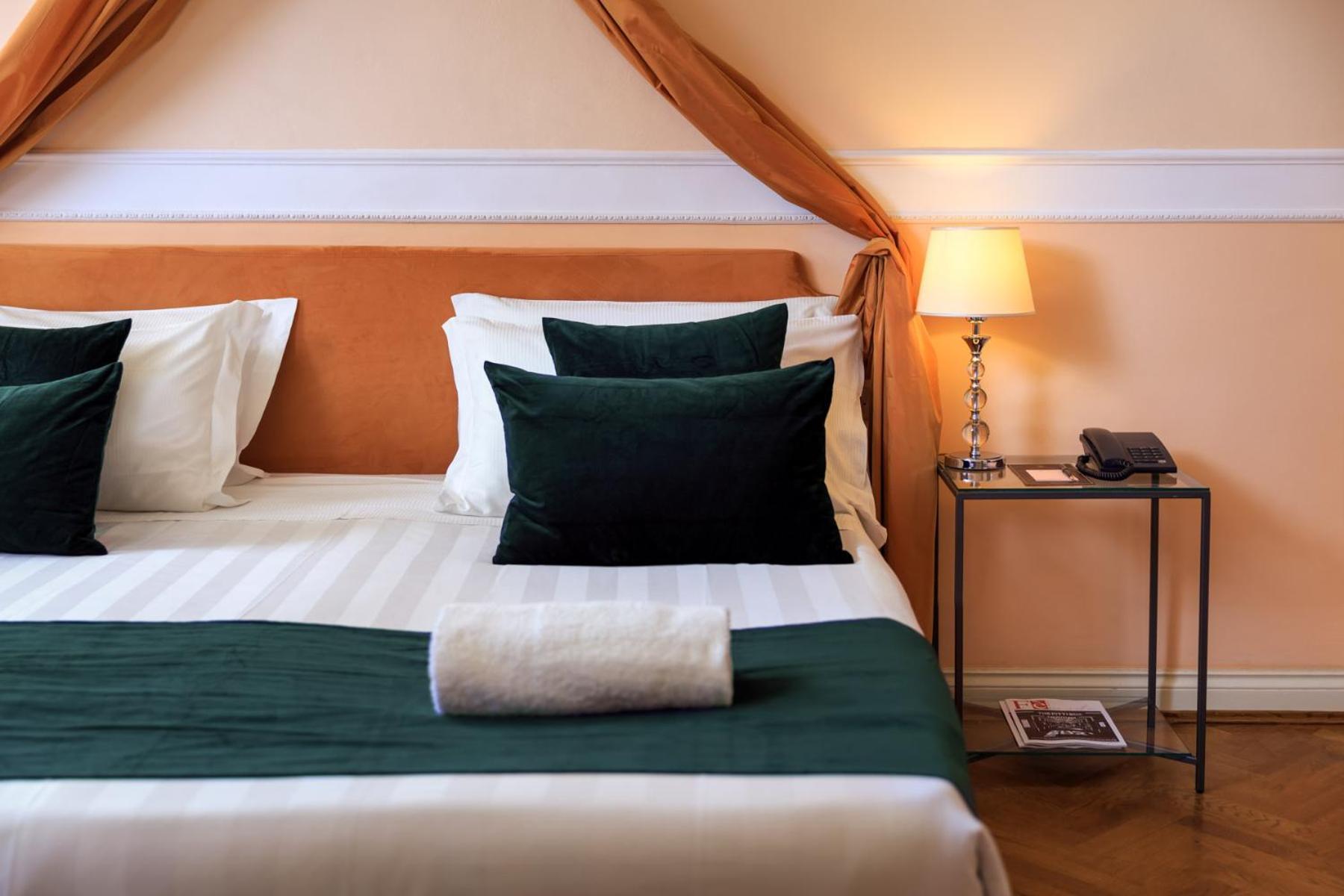 Quarto Clássico com Cama de Casal ou 2 de Solteiro