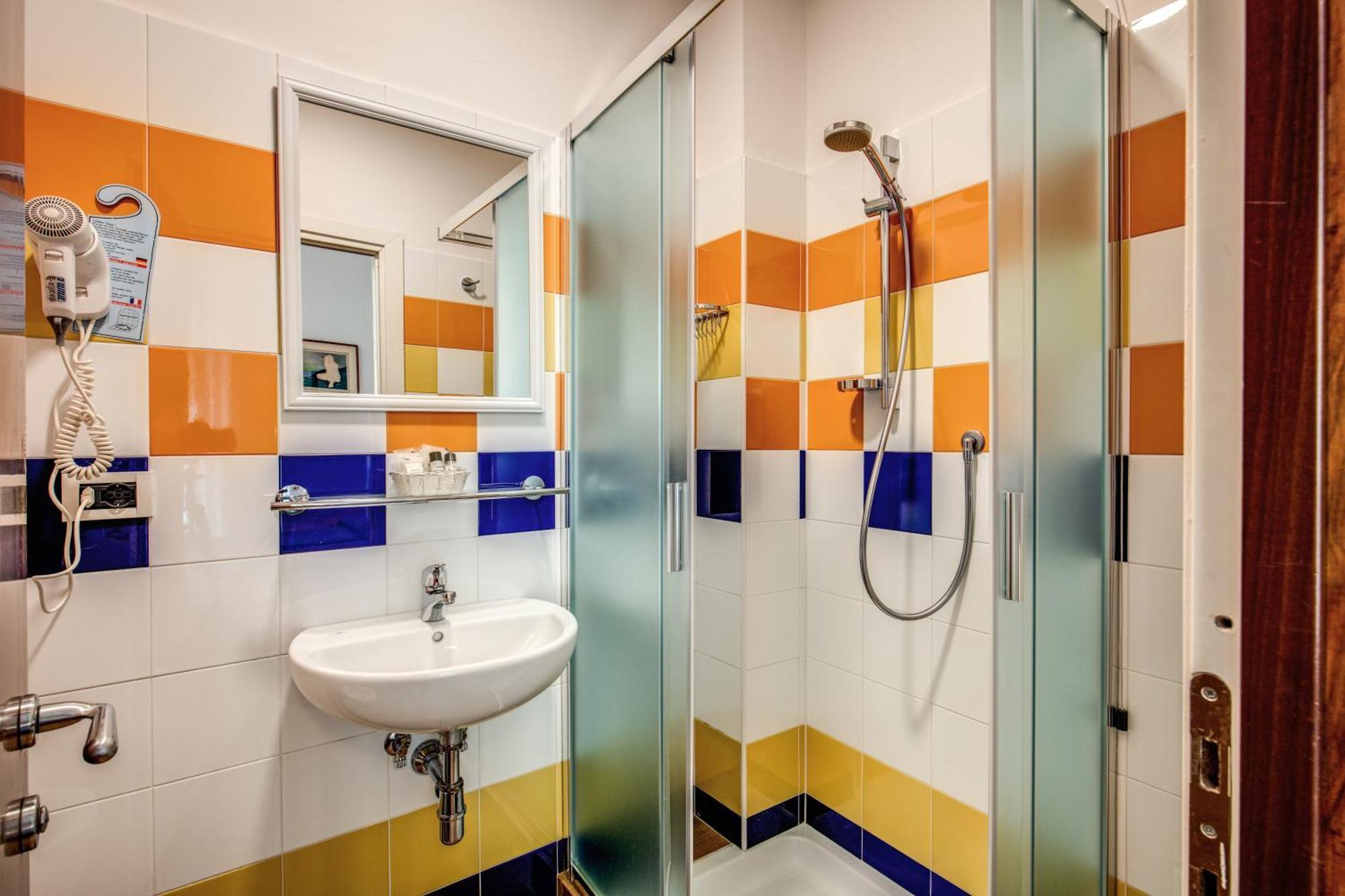 Quarto Econômico com 2 Camas de Solteiro