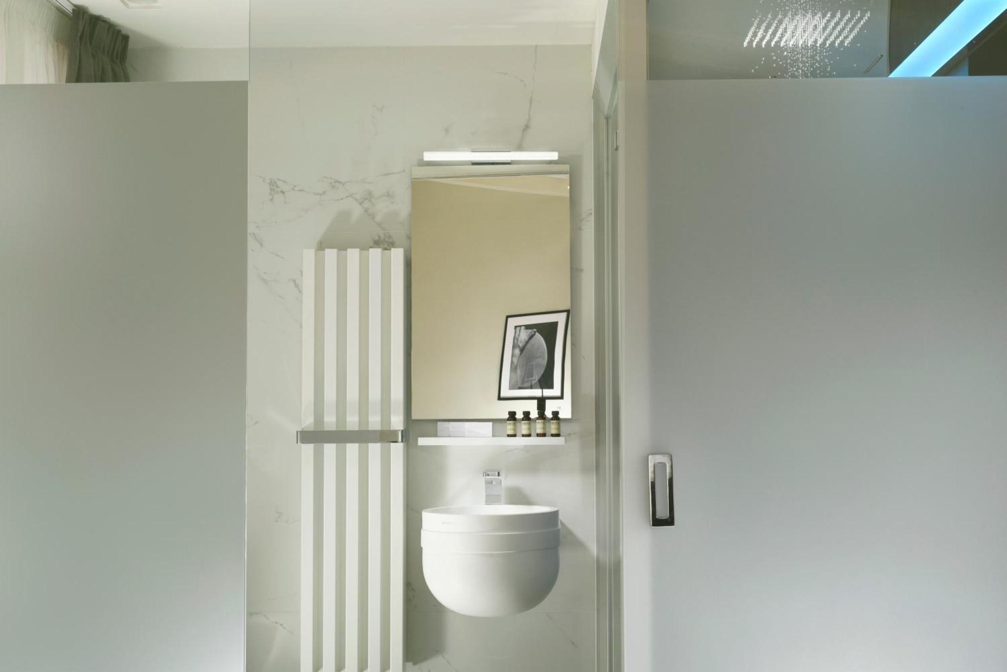 Deluxe Double Room Shower,1216134022:JPEG