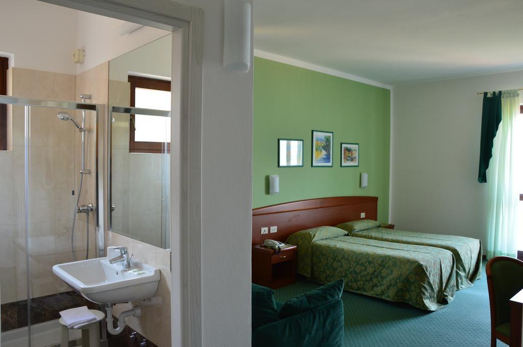 Standard Double or Twin Room,122247718:JPEG