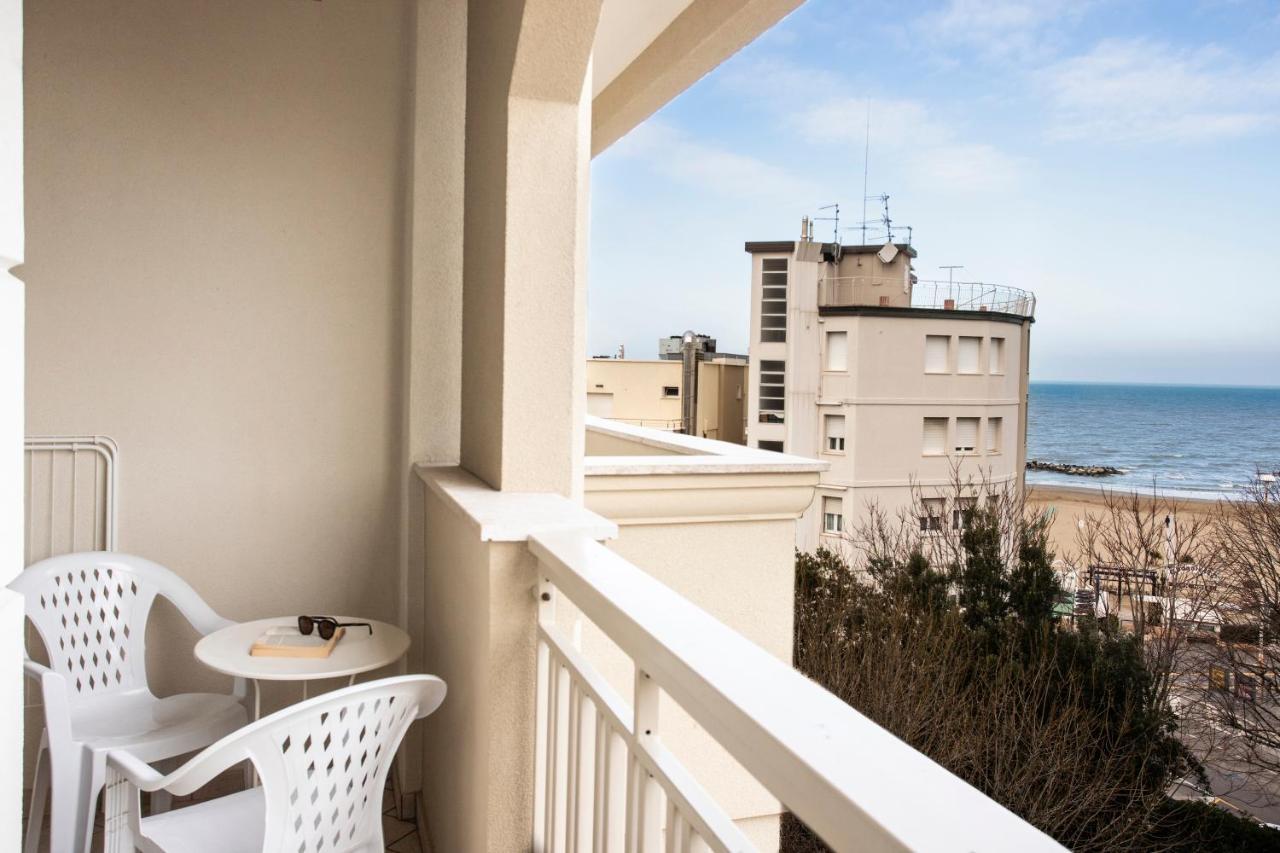 Standard Dreibettzimmer mit Meerblick