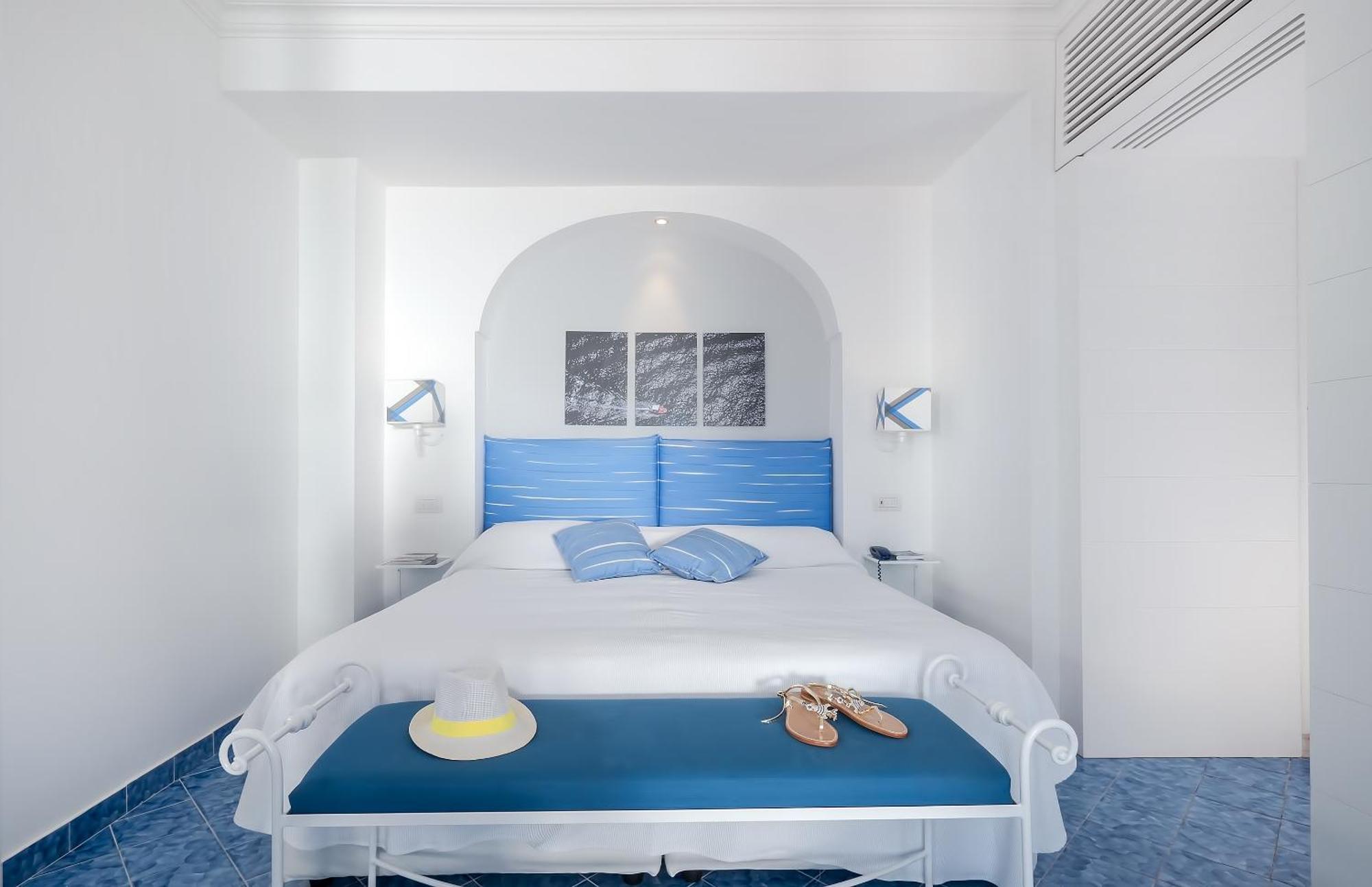 Attic Room with Private Solarium Terrace,1234965659:JPEG