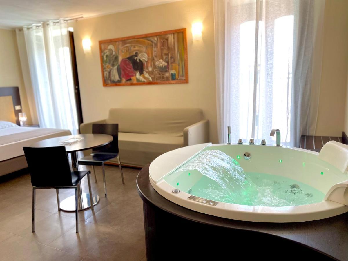 Suite Hot Tub,1252448611:JPEG