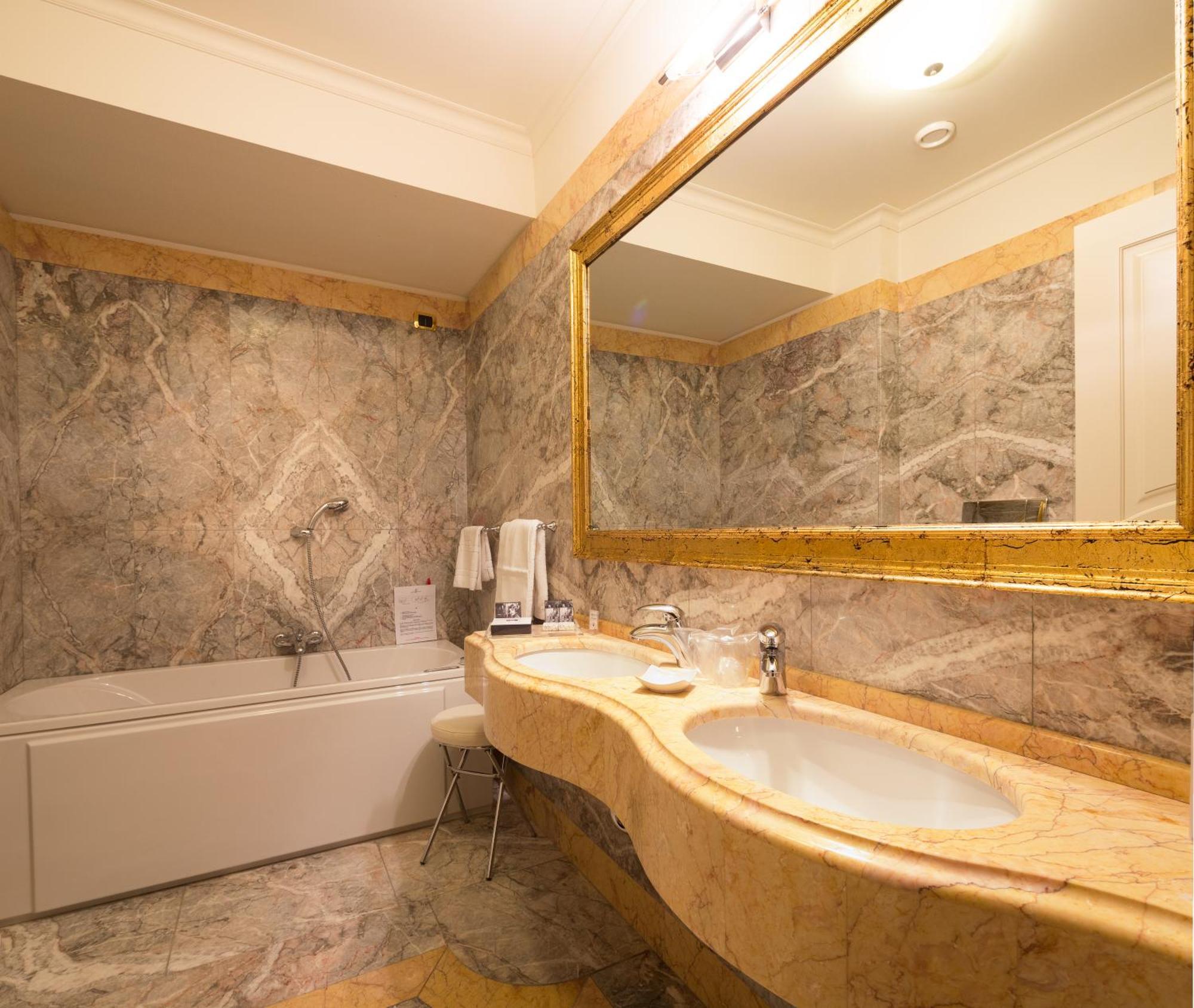 Executive Suite,395499561:JPEG