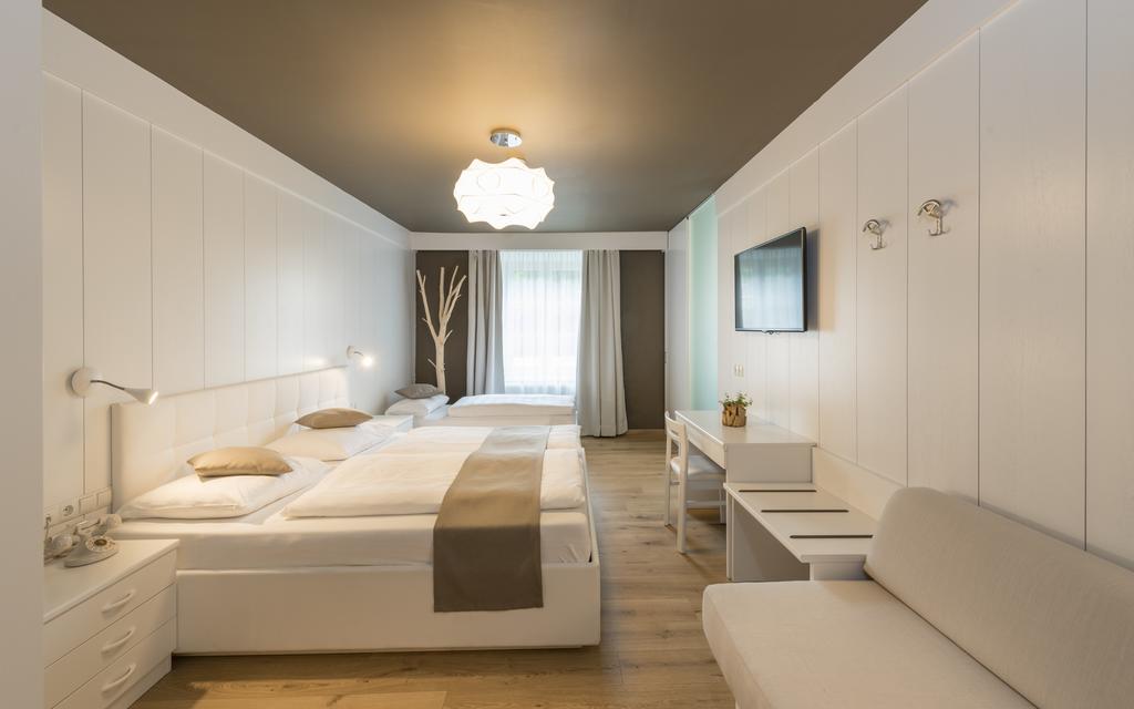 Family Room,343215043:JPEG