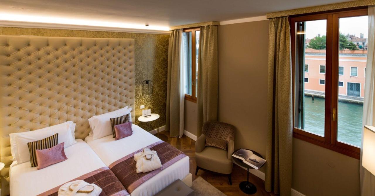 Superior Kamer met Queensize Bed en Uitzicht op het Kanaal